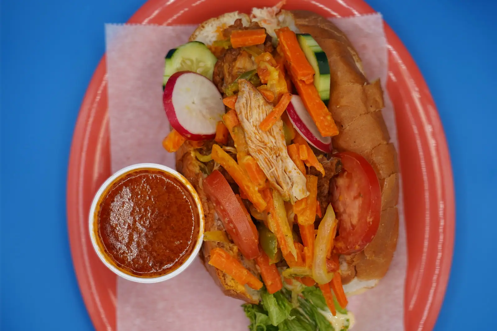 Pan con pollo salvadoreño tradicional servido en Variedades La Oriental Airline Dr Houston TX