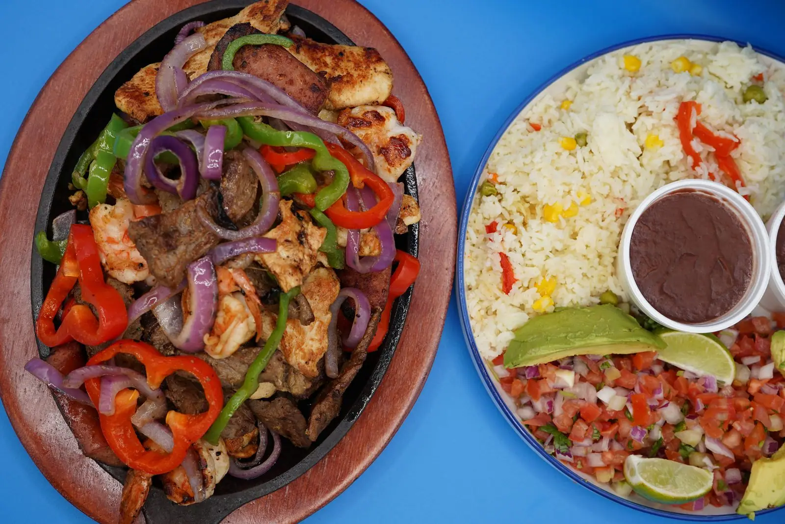 Parrillada mixta para 2 personas con fajita pollo camarones longaniza arroz y frijol en Houston TX