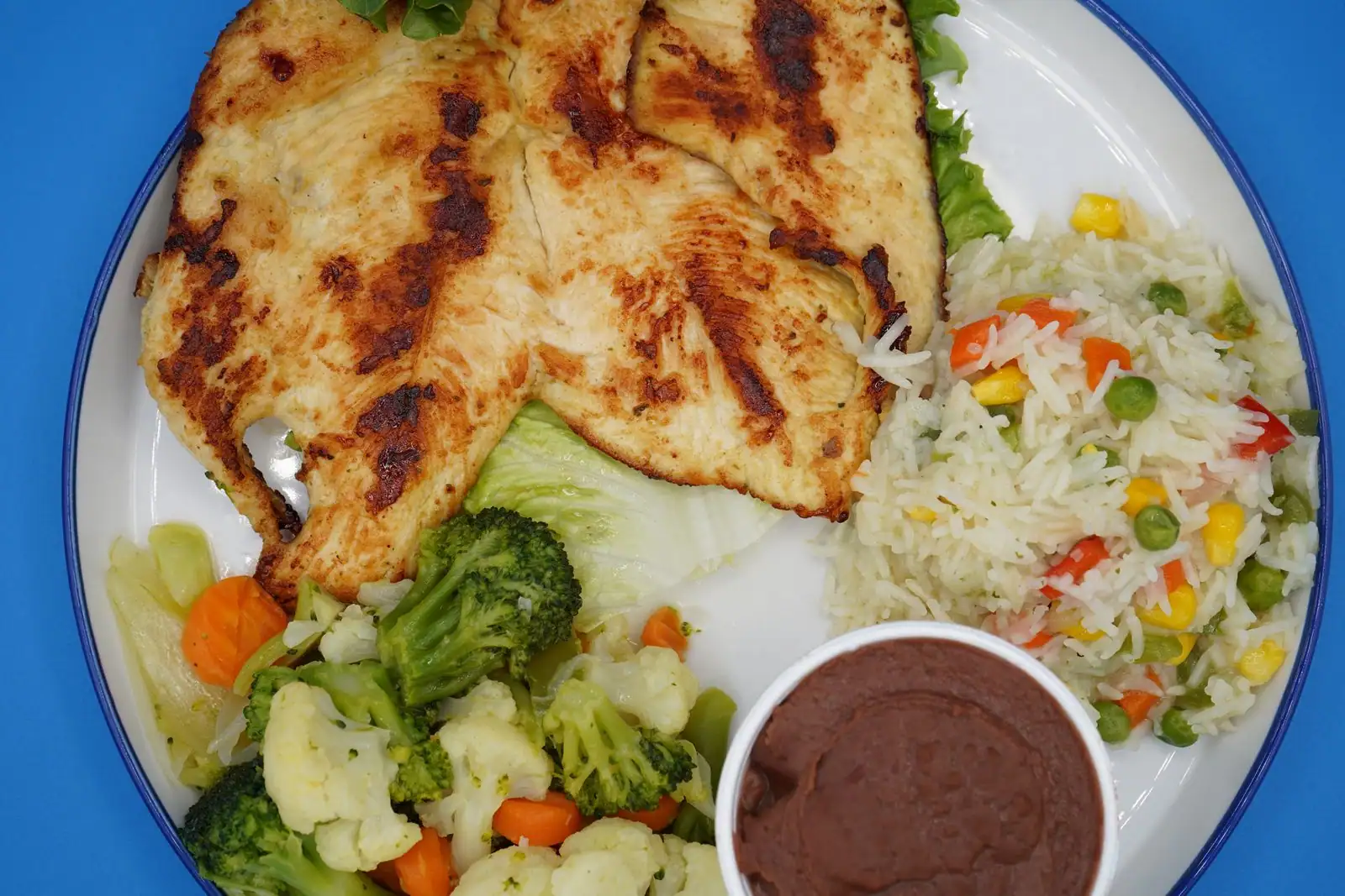 Pechuga de pollo a la plancha con arroz y ensalada comida salvadoreña en Houston TX