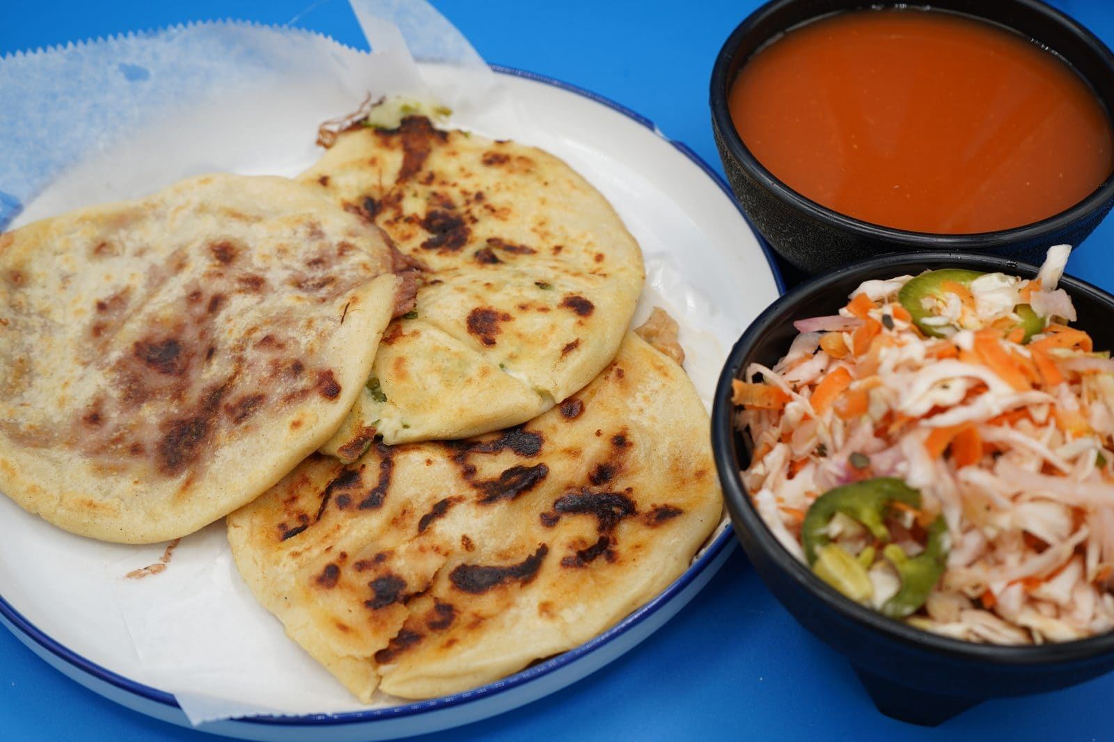 Pupusa de frijol con queso recién hecha en Variedades La Oriental, Houston