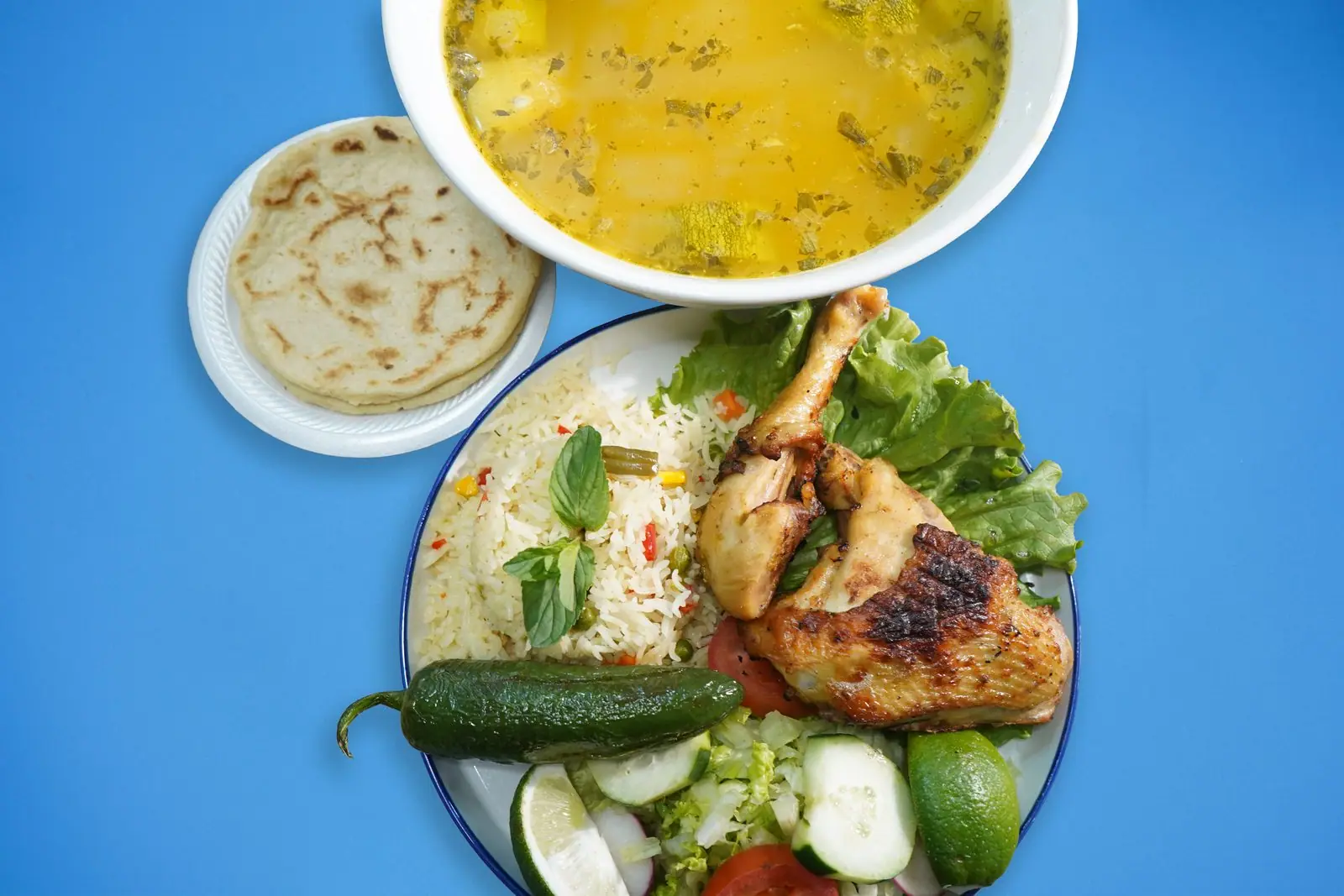 Sopa de gallina india salvadoreña con pollo, arroz, tortillas hechas a mano y ensalada en Houston TX